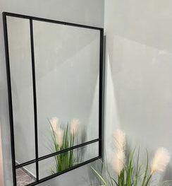 מראה מלבנית מחולקת לקיר במסגרת מתכת